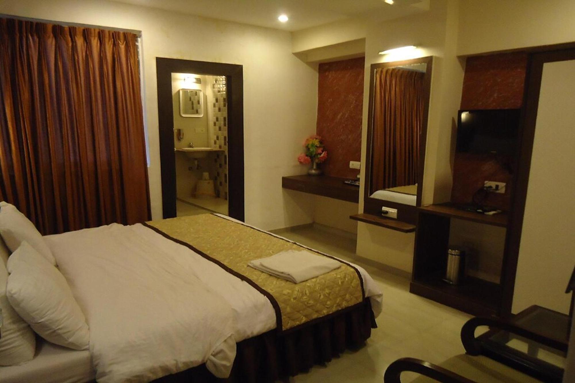 Hotel Maan Residency Satellite Road Amhedabad Dış mekan fotoğraf