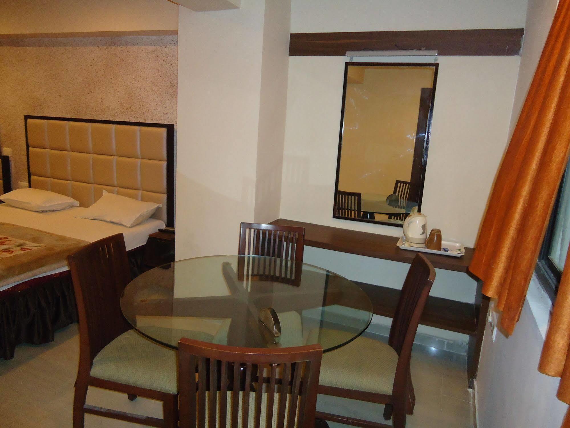 Hotel Maan Residency Satellite Road Amhedabad Dış mekan fotoğraf