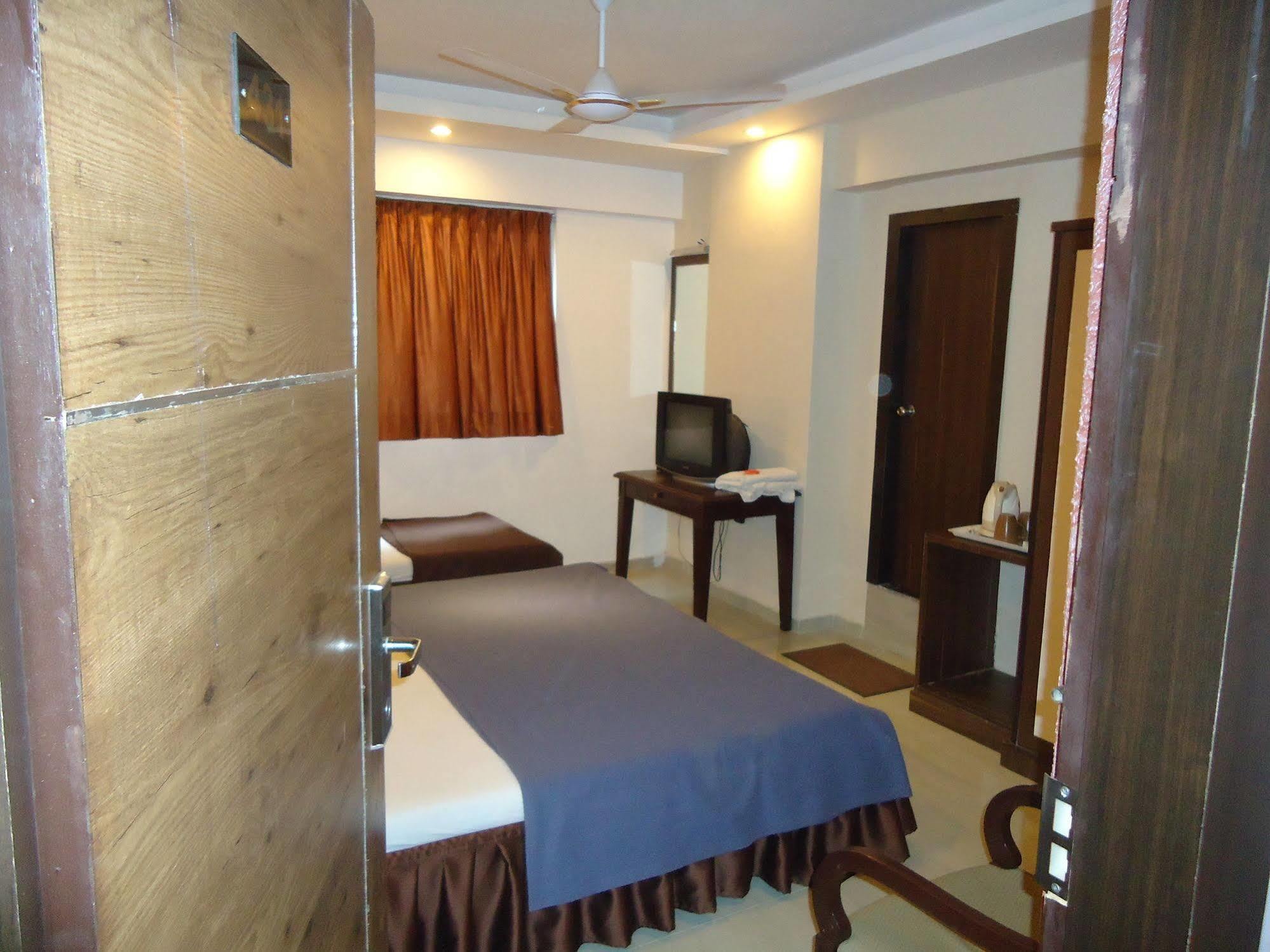 Hotel Maan Residency Satellite Road Amhedabad Dış mekan fotoğraf