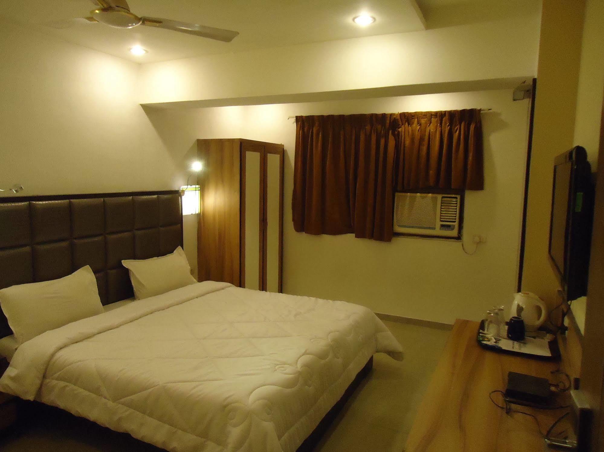 Hotel Maan Residency Satellite Road Amhedabad Dış mekan fotoğraf